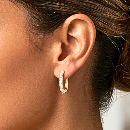 Chica luciendo Pendientes de acero inoxidable dorado chapado oro 14ktes diseño de joyería moda moderno elegante boda fiesta fashion glamour lujo mujer diferente Circonitas blancas engastadas
