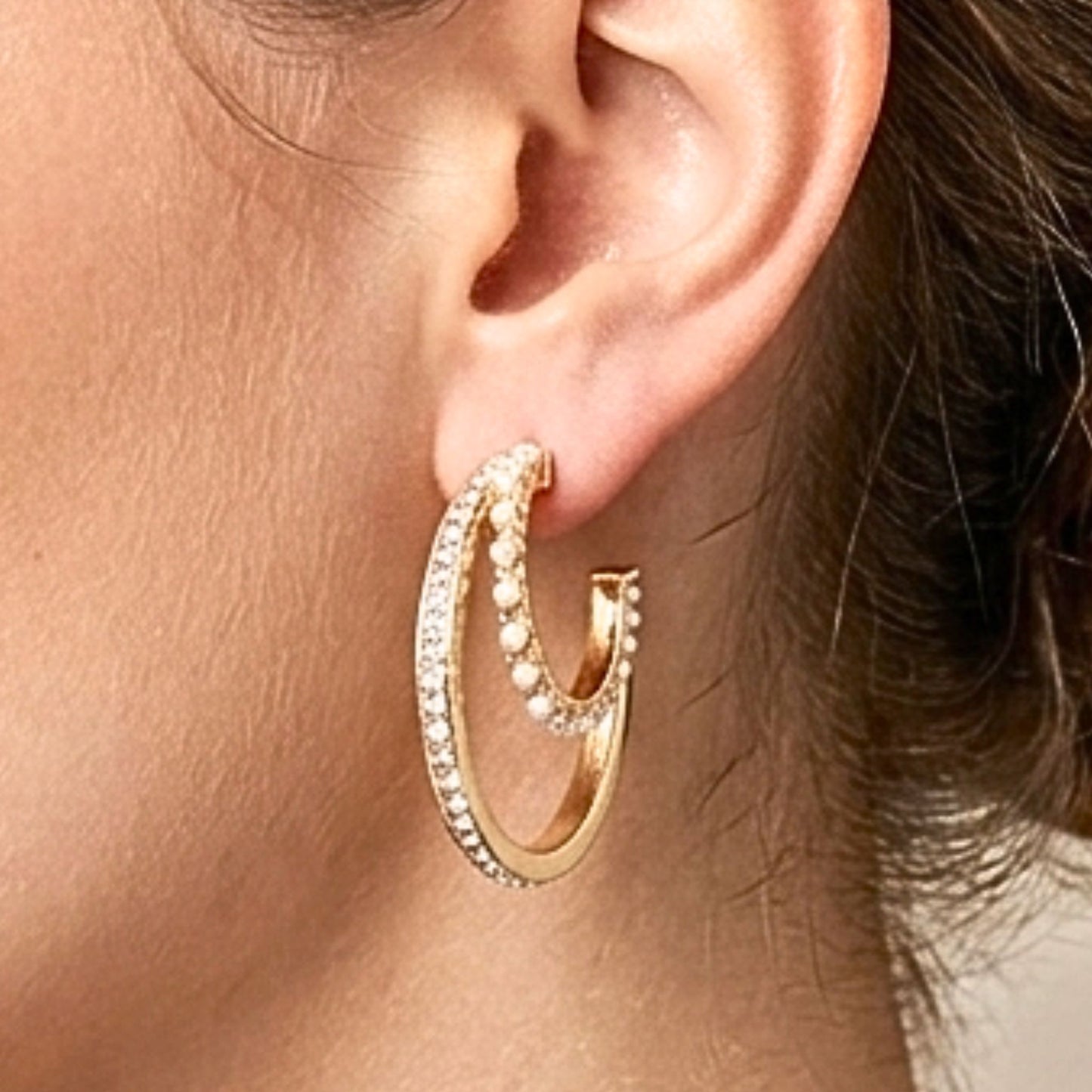 Chica luciendo Pendientes acero inoxidable dorado chapado oro 14ktes circonitas blancas y perlas mujer joyería osnor