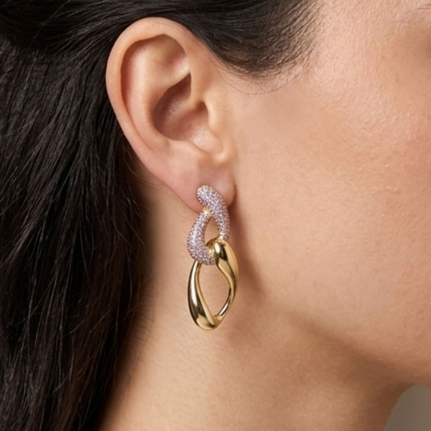 Chica luciendo Pendientes acero inoxidable dorado chapado oro 14ktes circonitas blancas engastadas diseño joyería osnor moda mujer