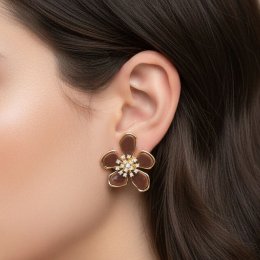 Chica luciendo Pendientes acero inoxidable dorado chapado oro 14ktes diseño joyería osnor moda