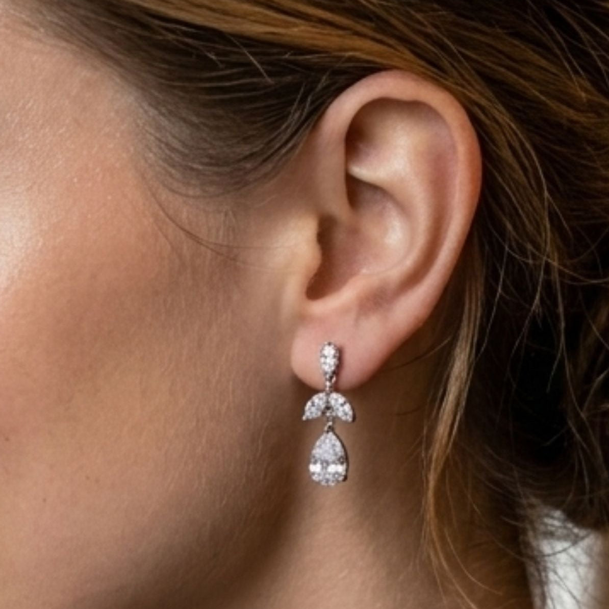 Chica luciendo Pendientes acero inoxidable plateado diseño mujer joyería osnor circonitas blancas