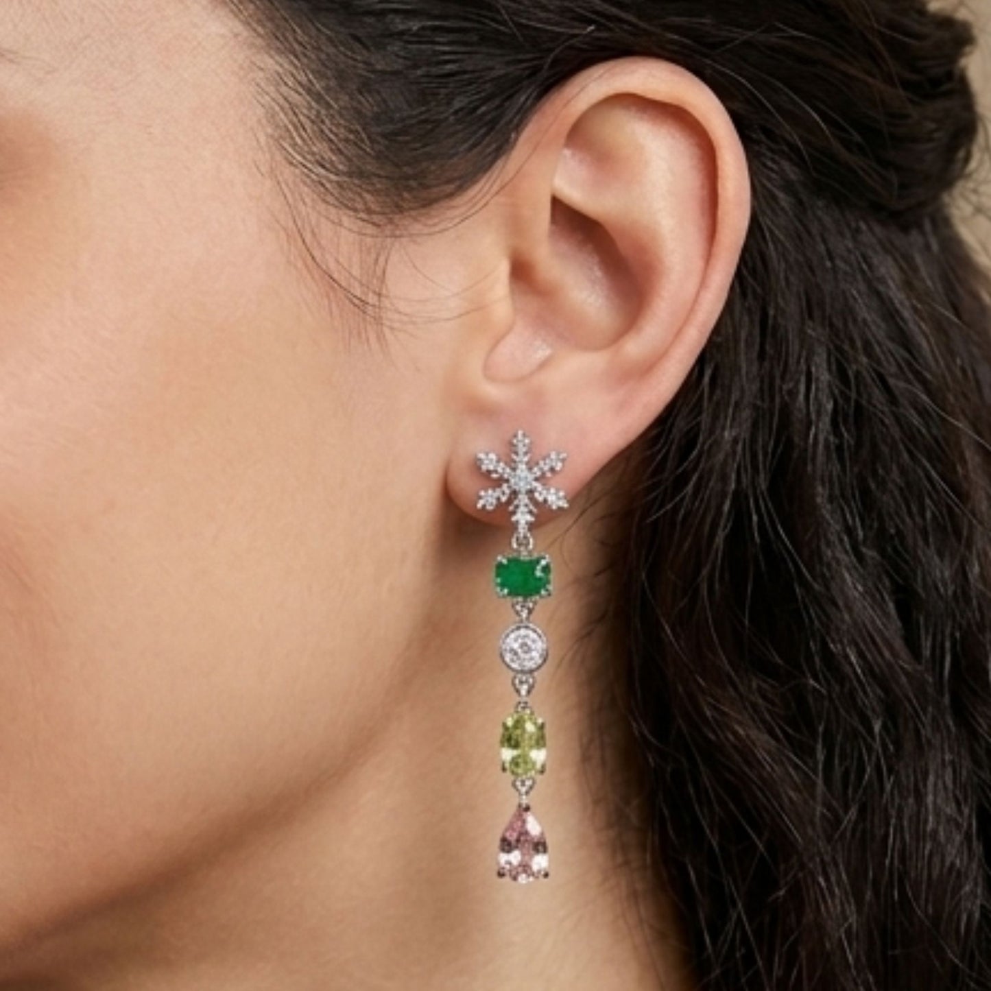Chica luciendo Pendientes acero inoxidable plateado mujer