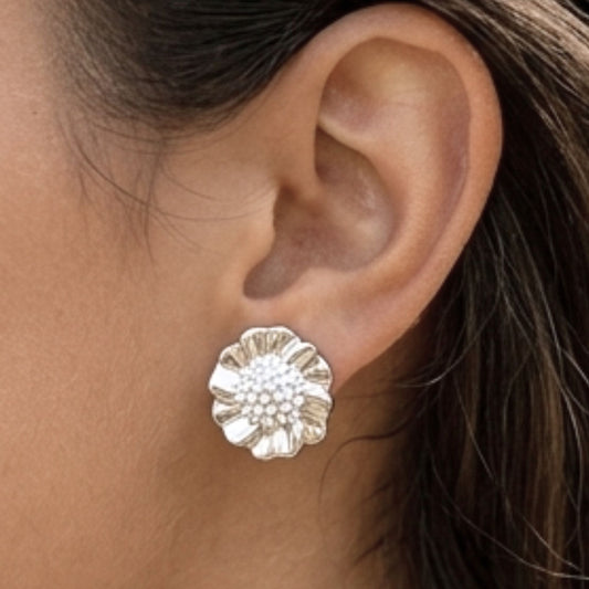 Chica luciendo Pendientes acero inoxidable plateado mujer diseño joyería osnor moda perlas liso brillo