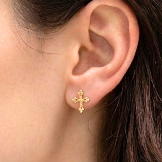 Chica luciendo Pendientes de plata baño de oro dorados diseño joyería osnor moda moderno elegante