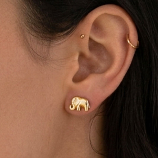 Chica luciendo Pendientes de plata baño de oro dorados diseño de joyería Osnor