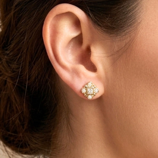 Chica luciendo Pendientes de plata baño de oro dorados diseño joyería osnor minimalista