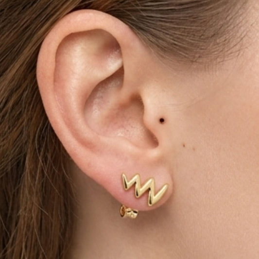Chica luciendo Pendientes de plata baño de oro dorados diseño joyería osnor