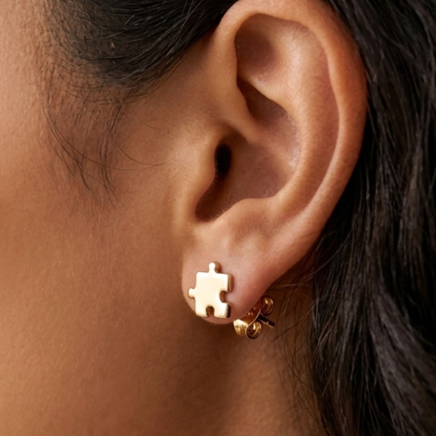 Chica luciendo Pendientes de plata baño de oro dorados diseño de joyería Osnor infantil
