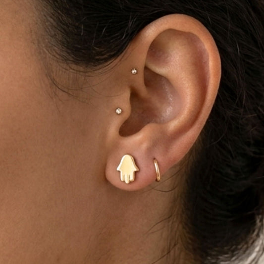 Chica luciendo Pendientes de plata baño de oro dorados diseño joyería osnor moda minimalista bebé niñas adolescentes