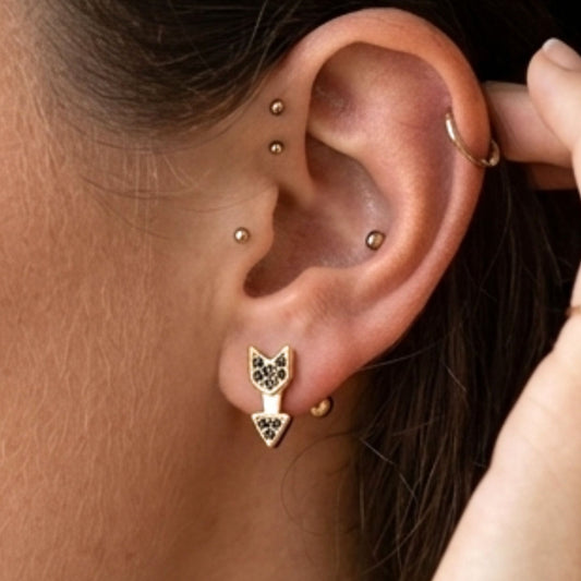 Chica luciendo Pendientes de plata baño de oro dorados diseño joyería osnor