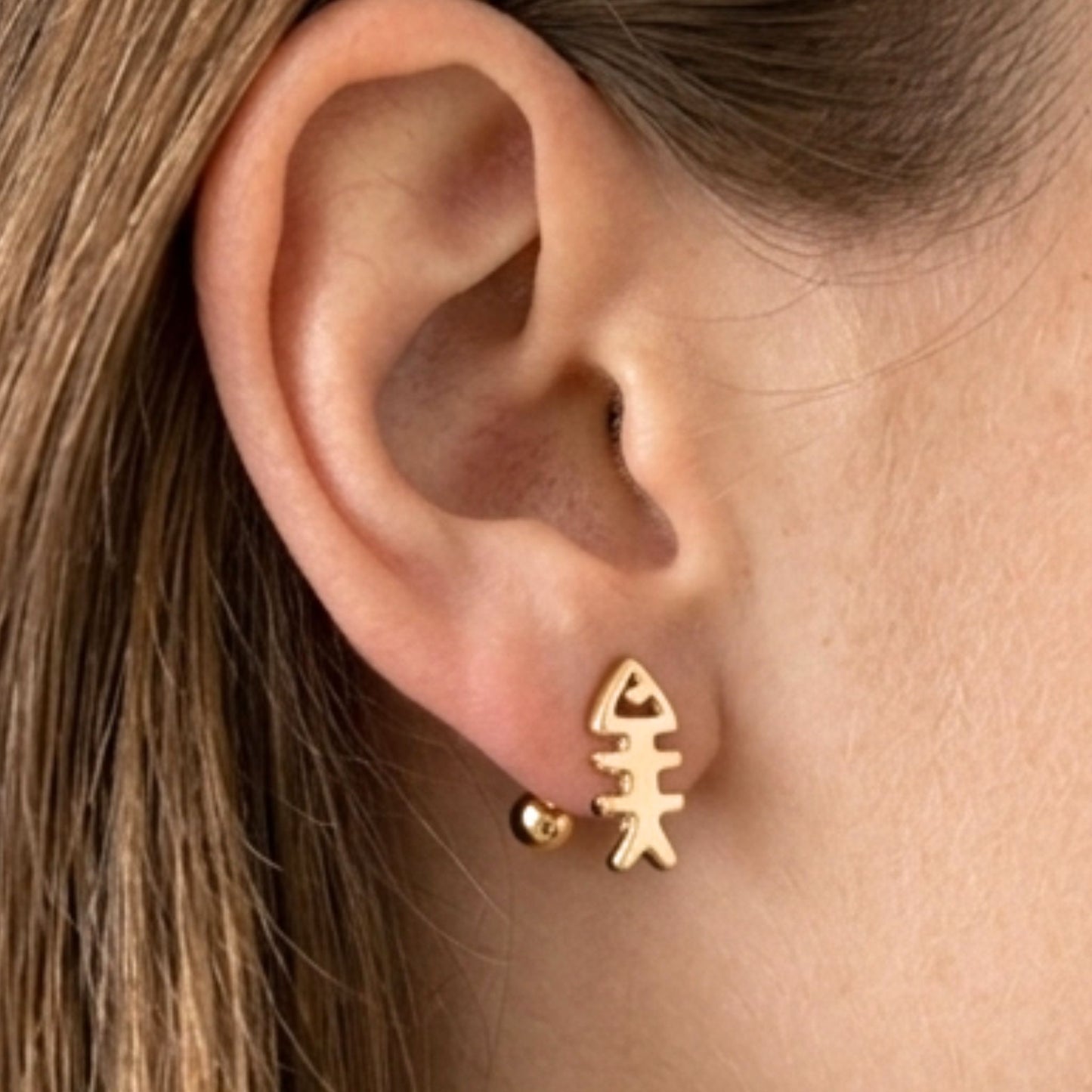 Chica luciendo Pendientes de plata baño de oro dorados diseño de joyería Osnor