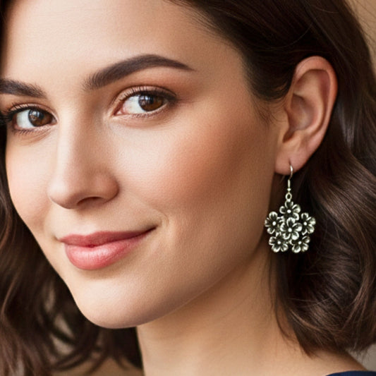 chica luciendo pendientes de flor joyeria osnor zamak