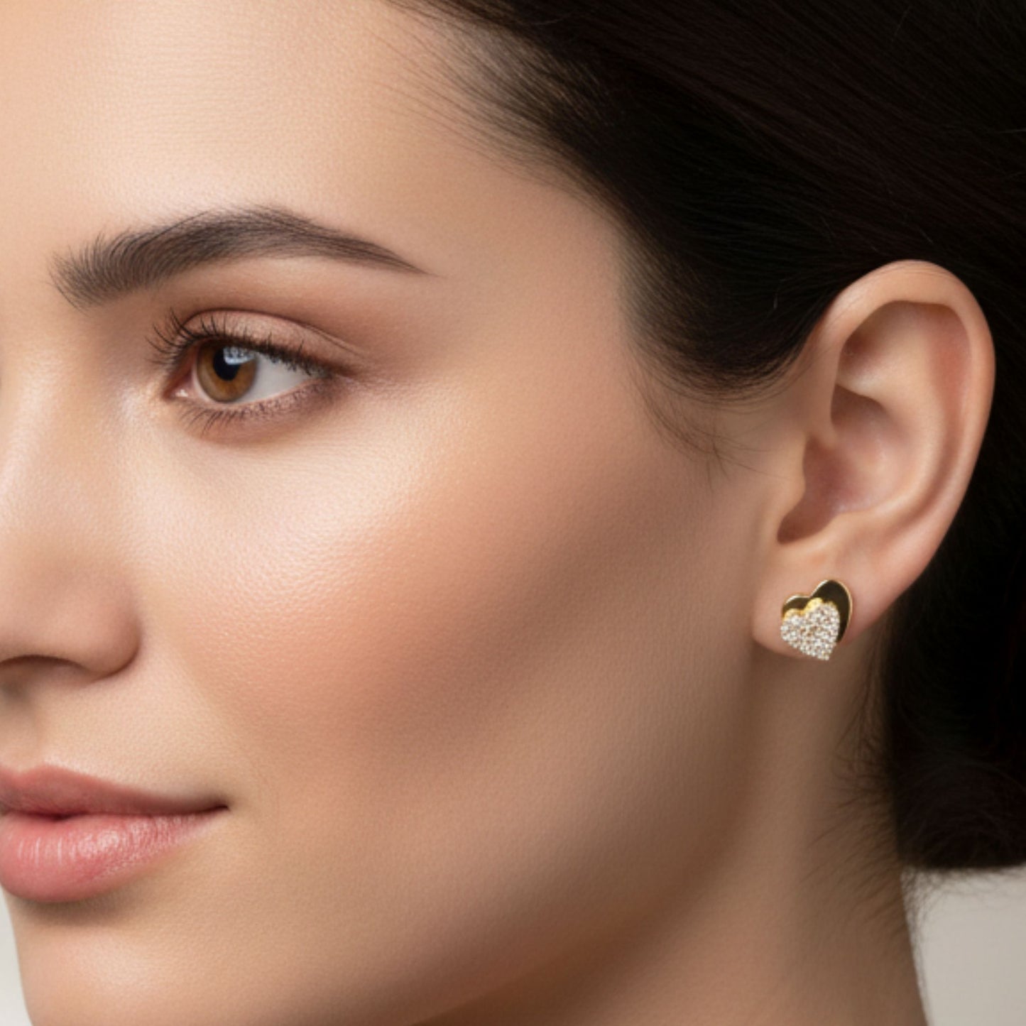 Chica luciendo Pendientes acero inoxidable dorado diseño mujer joyería osnor