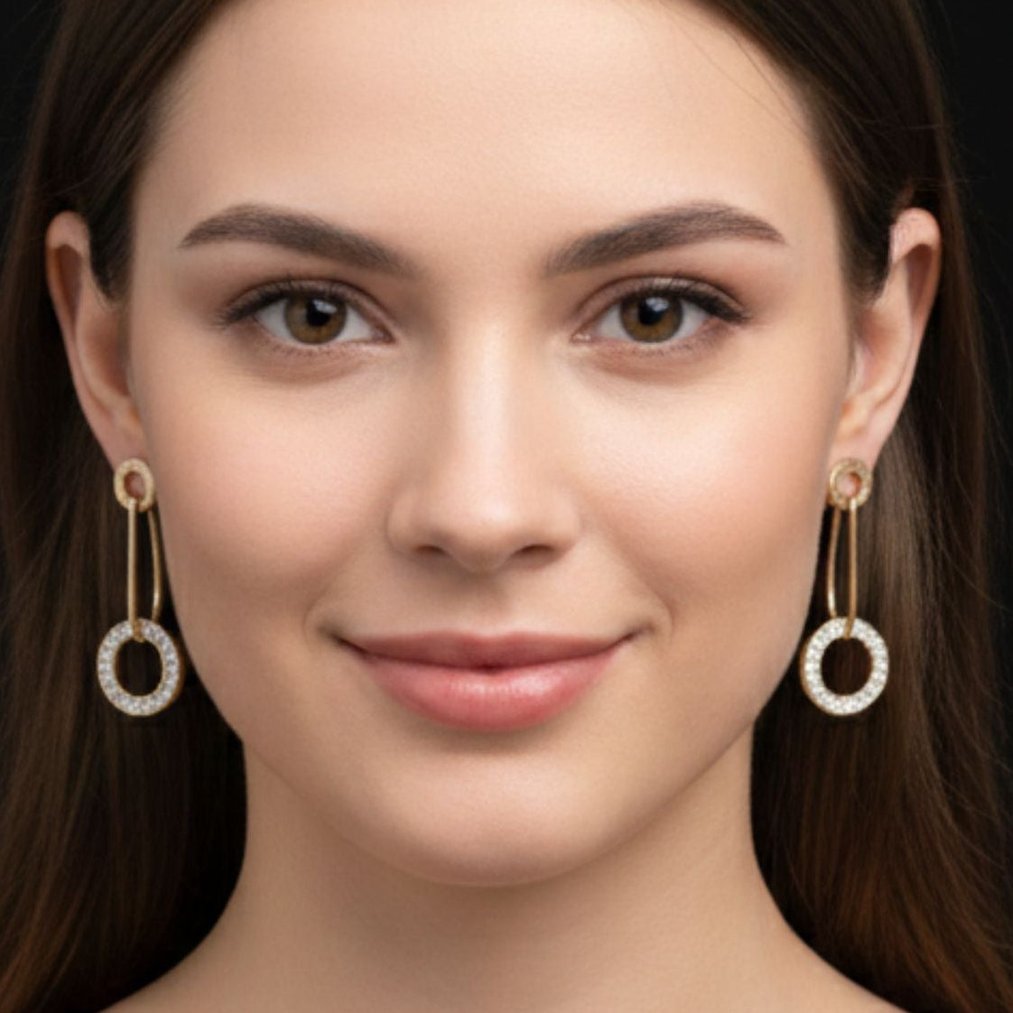 Chica luciendo Pendientes acero inoxidable dorado diseño mujer joyería osnor