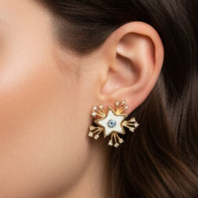 Chica luciendo Pendientes acero inoxidable dorado diseño mujer joyería osnor estrella
