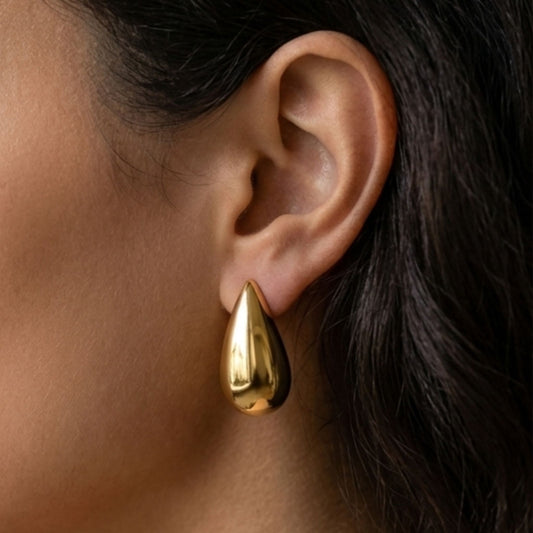 Chica luciendo Pendientes acero inoxidable dorado chapado oro 14ktes diseño joyería osnor