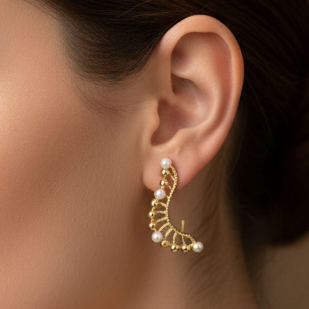 Chica luciendo Pendientes acero inoxidable dorado diseño mujer joyería osnor perlas
