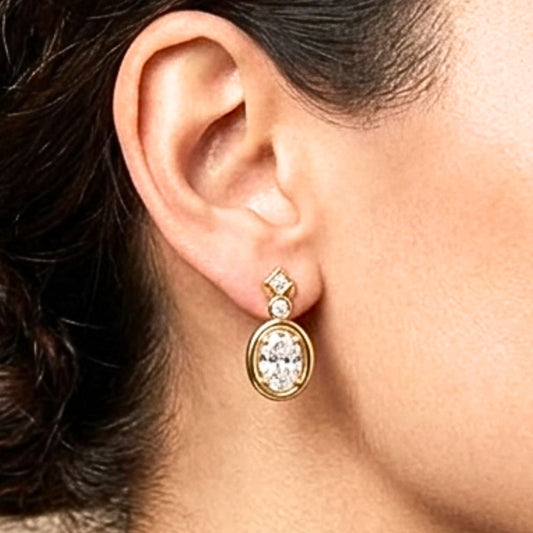 Chica luciendo Pendientes acero inoxidable dorado chapado oro 14ktes diseño joyería osnor moda