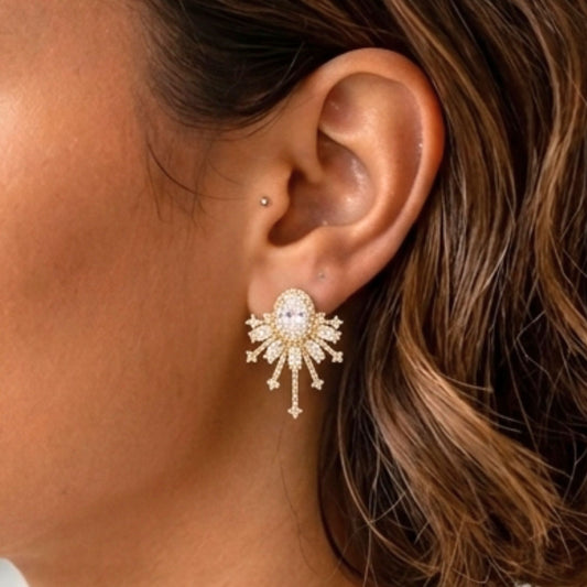 Chica luciendo Pendientes acero inoxidable dorado chapado oro 14ktes circonitas blancas engastadas diseño joyería osnor moda moderno elegante boda fiesta glamour lujo