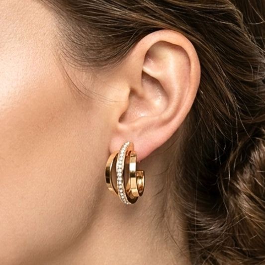 Chica luciendo Pendientes acero inoxidable dorado chapado oro 14ktes circonitas blancas engastadas diseño joyería osnor moda mujer