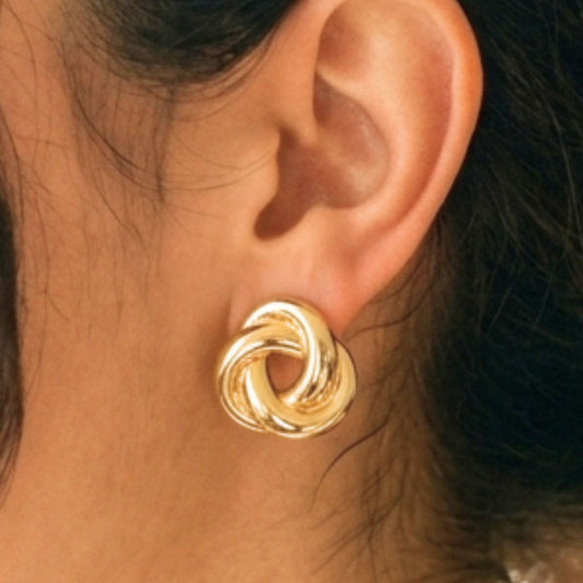 Chica luciendo Pendientes acero inoxidable dorado chapado oro 14ktes diseño joyería osnor moda mujer