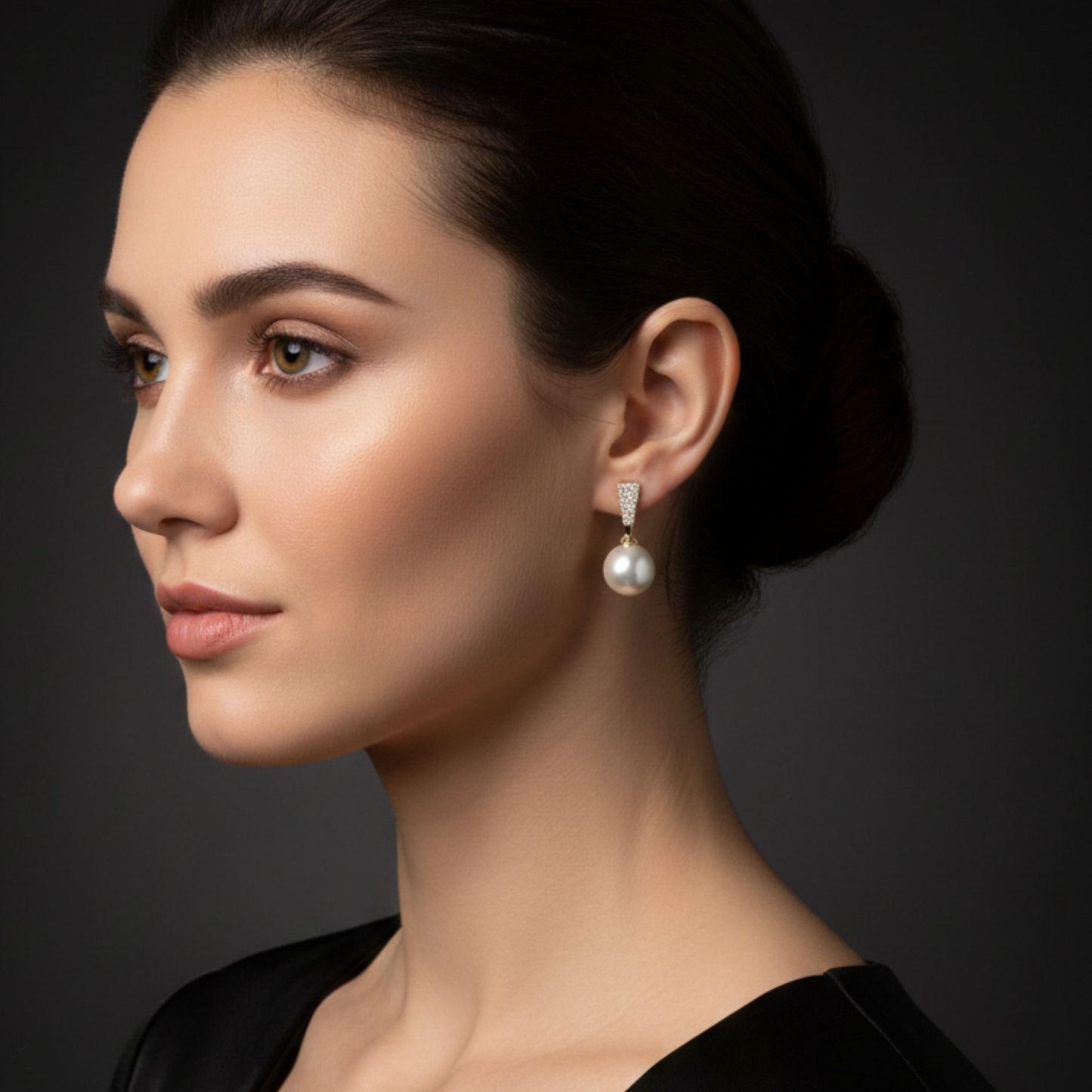 Chica luciendo Pendientes acero inoxidable dorado diseño mujer joyería osnor perla y circonitas
