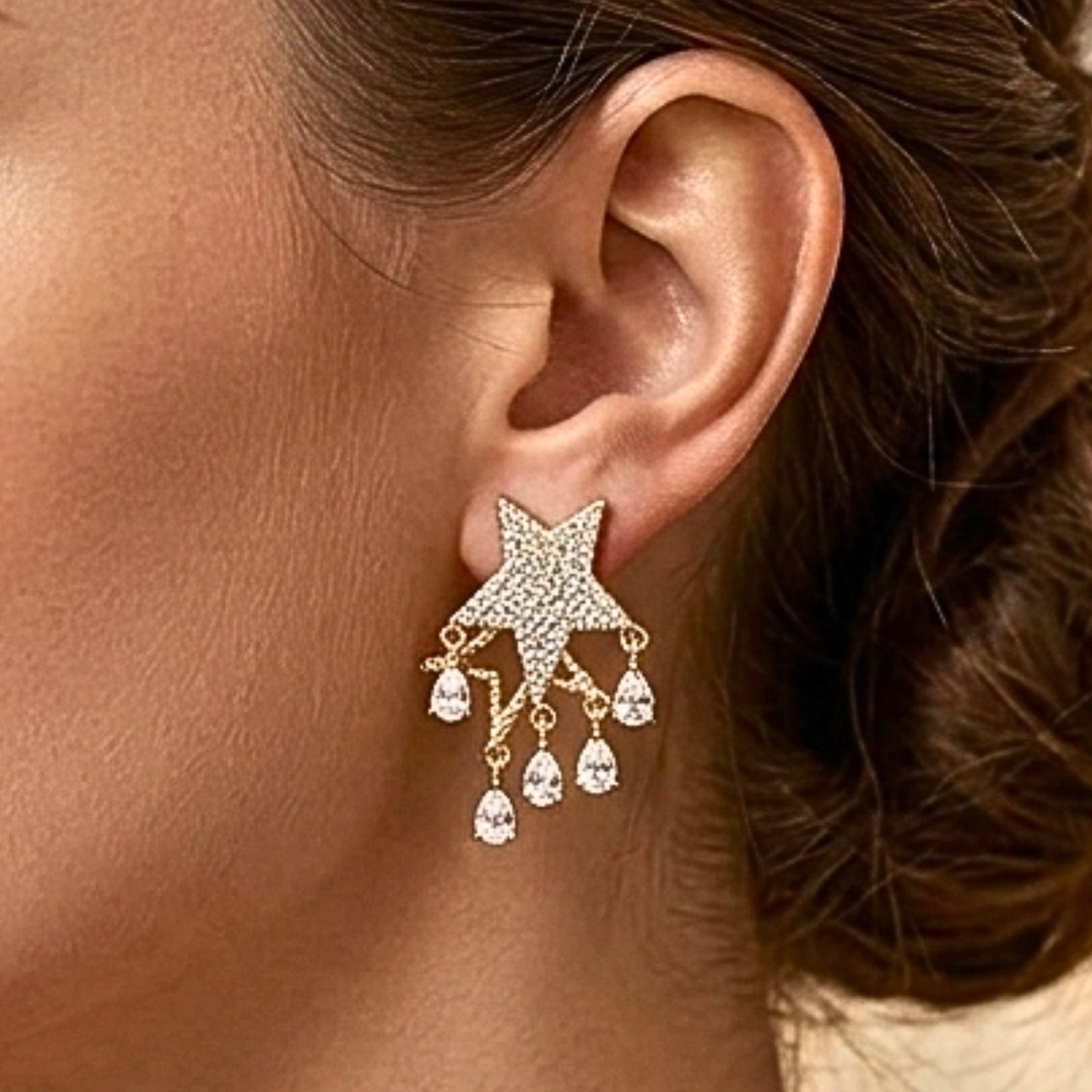 chica luciendo pendiente acero dorado estrella diseño joyeria osnor