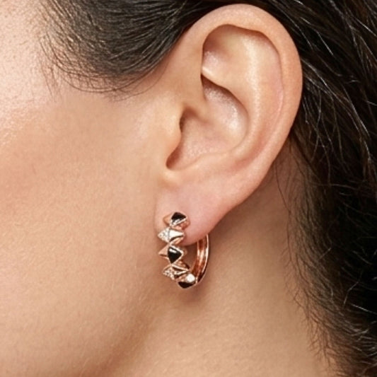 Chica luciendo Pendientes de acero inoxidable oro rosa