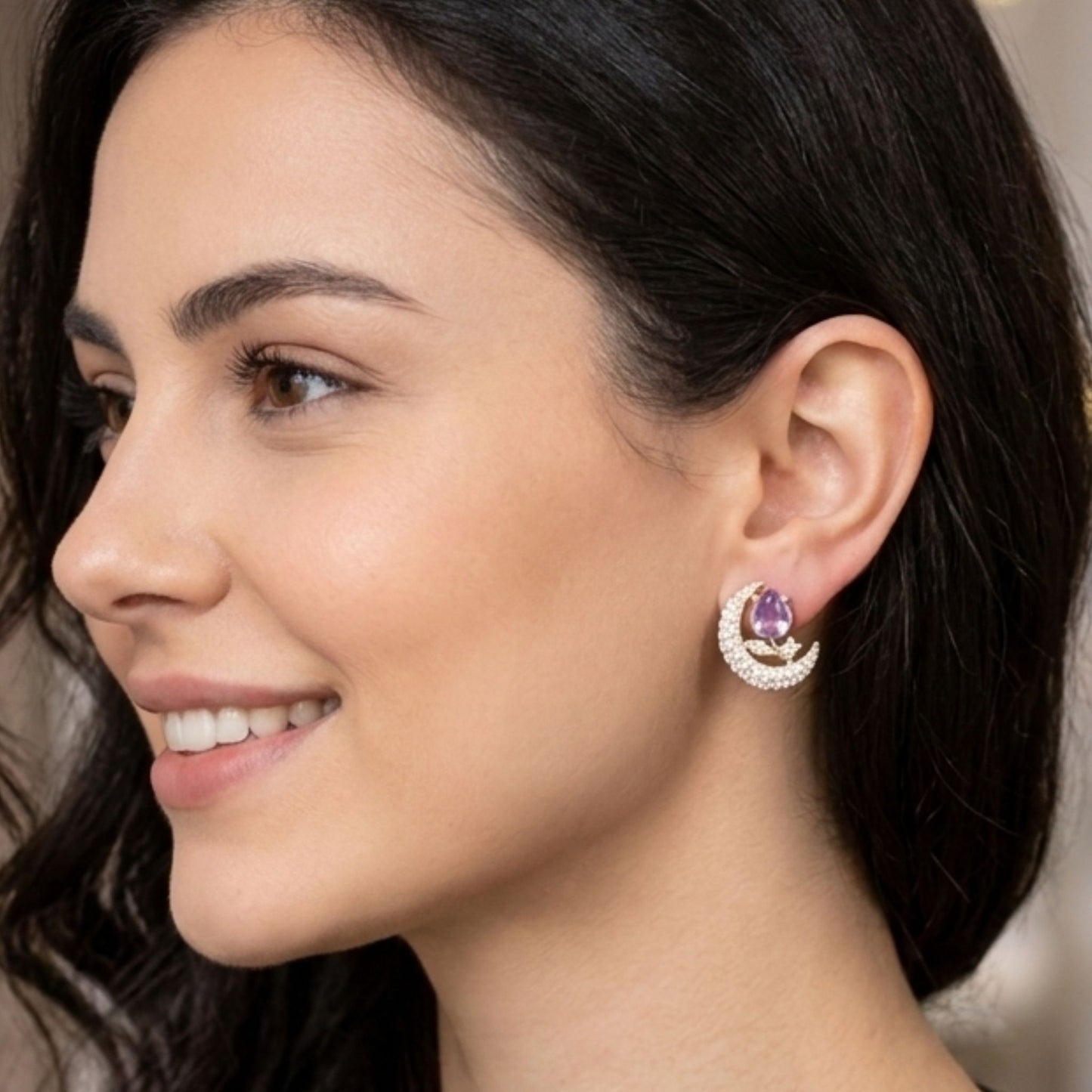 Chica luciendo Pendientes acero inoxidable dorado mujer diseño