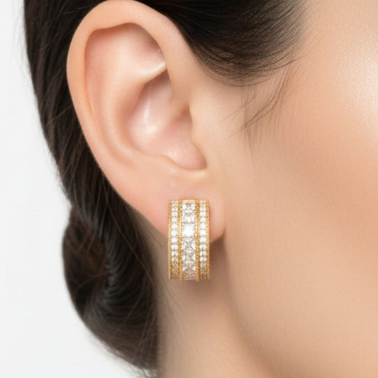 Chica luciendo Pendientes acero inoxidable dorado chapado oro 14ktes circonitas blancas engastadas diseño joyería osnor moda