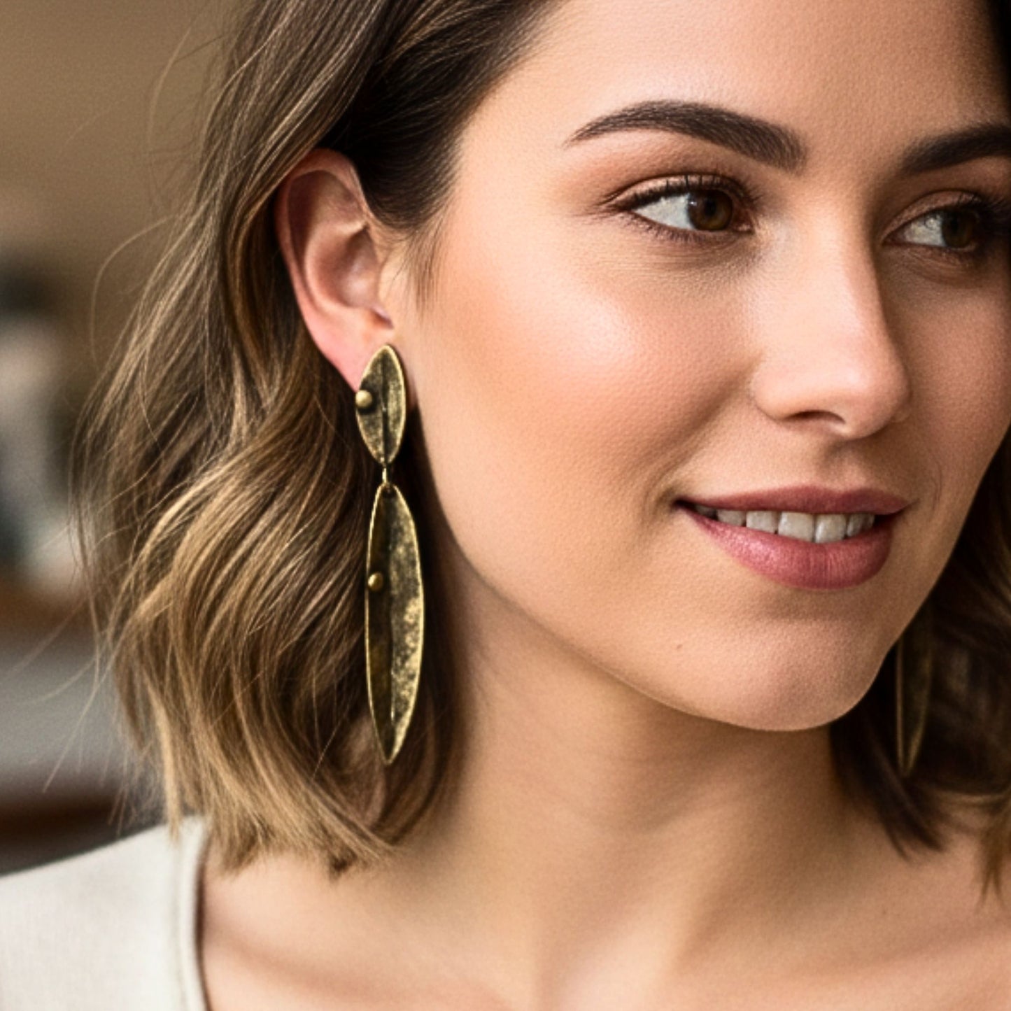 chica luciendo pendientes de bronce largo joyeria osnor zamak