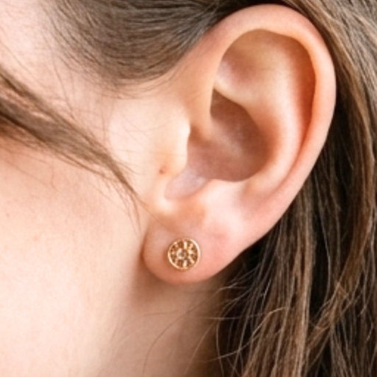 Chica luciendo Pendientes de plata baño de oro dorados diseño joyería osnor