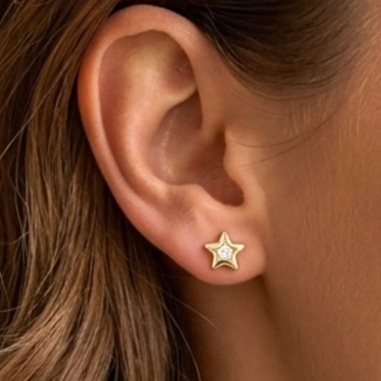 Chica luciendo Pendientes de plata baño de oro dorados diseño de joyería Osnor estrella