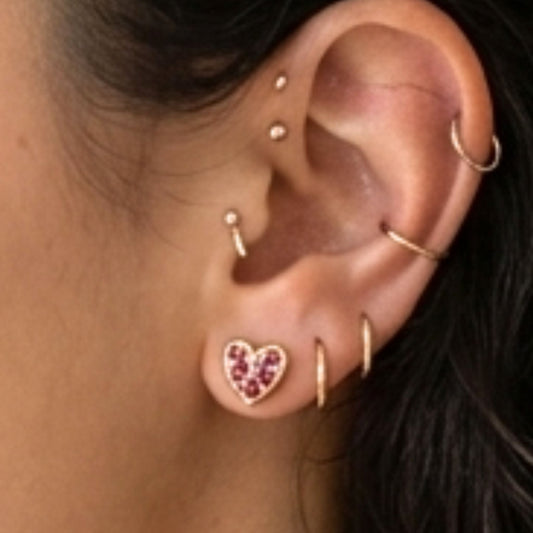 Chica luciendo Pendientes de plata baño de oro dorados diseño de joyería