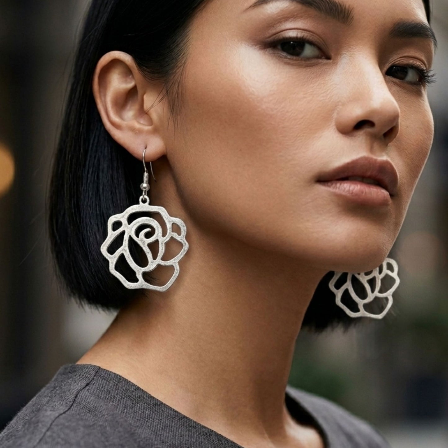Mujer Luciendo Pendientes Zamak Rosa Calada Diseño Floral Hipoalergénicos. Joyeria Osnor