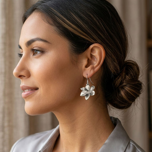 Pendientes Zamak Flor Relieve Plateado | Hipoalergénicos | Joyería Osnor