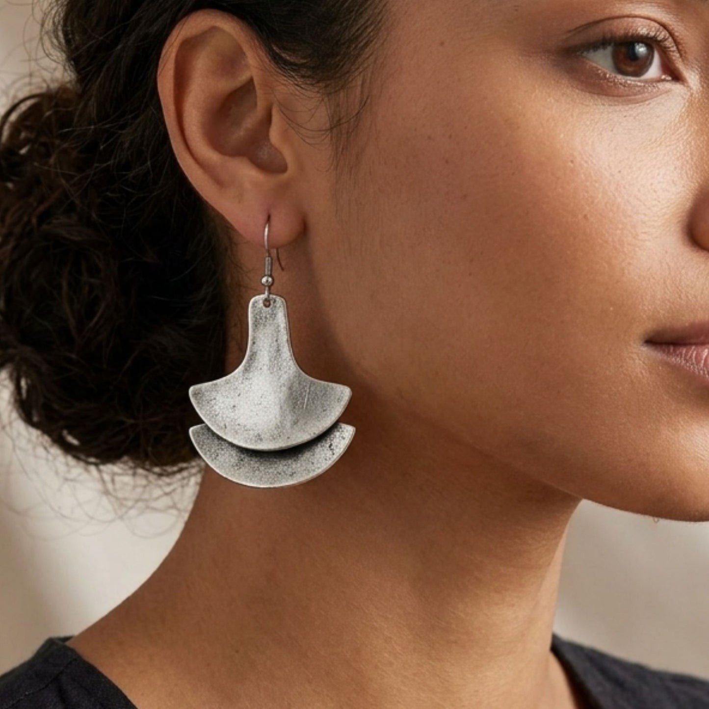 Mujer Luciendo Pendientes Zamak Doble Media Luna Escalonados Geométrico Plateado Hipoalergénicos. Joyeria Osnor