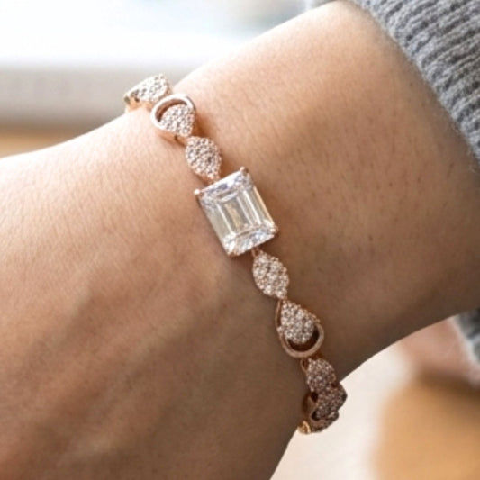 Chica luciendo pulsera de acero inoxidable oro rosa diseño mujer joyería osnor