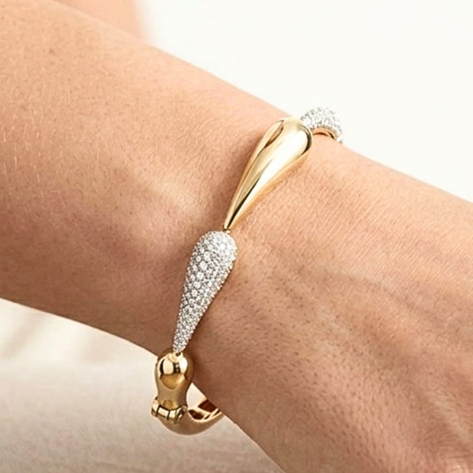 Chica luciendo pulsera de acero inoxidable dorado chapado oro 14ktes circonitas blancas engastadas diseño joyería osnor moda moderno elegante boda fiesta glamour lujo