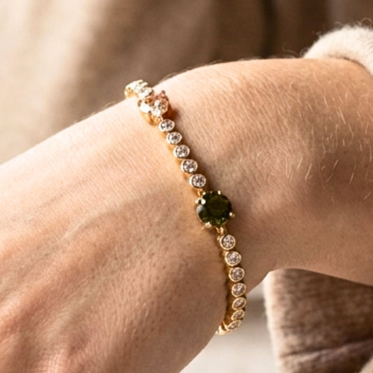 Chica luciendo pulsera de acero inoxidable dorado chapado oro 14ktes circonitas blancas engastadas diseño joyería osnor mujer