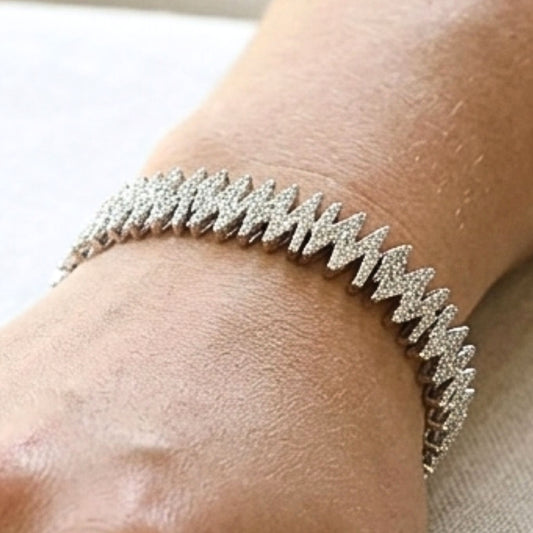 Chica luciendo pulsera de acero inoxidable plateado diseño joyería osnor unisex