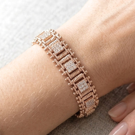 Chica luciendo pulsera de acero inoxidable rosa unisex volumen Circonitas blancas engastadas diseño joyería osnor