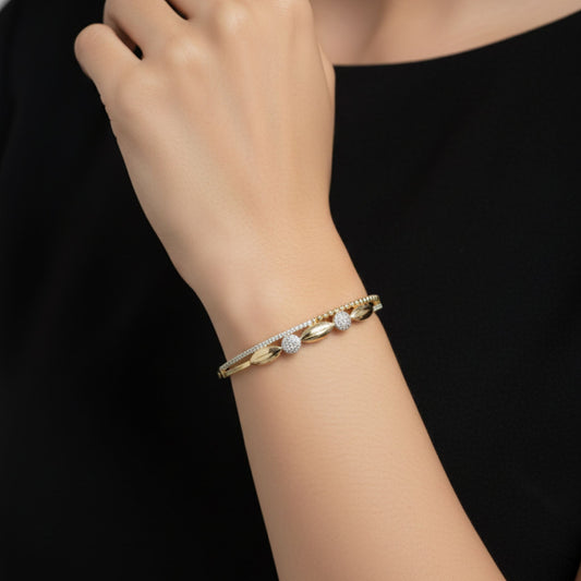 chica luciendo brazalete acero dorado circonitas joyeria osnor