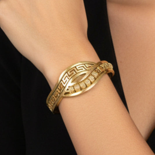 mano chica luciendo brazalete acero chapado oro 18 dorado diseño joyeria osnor