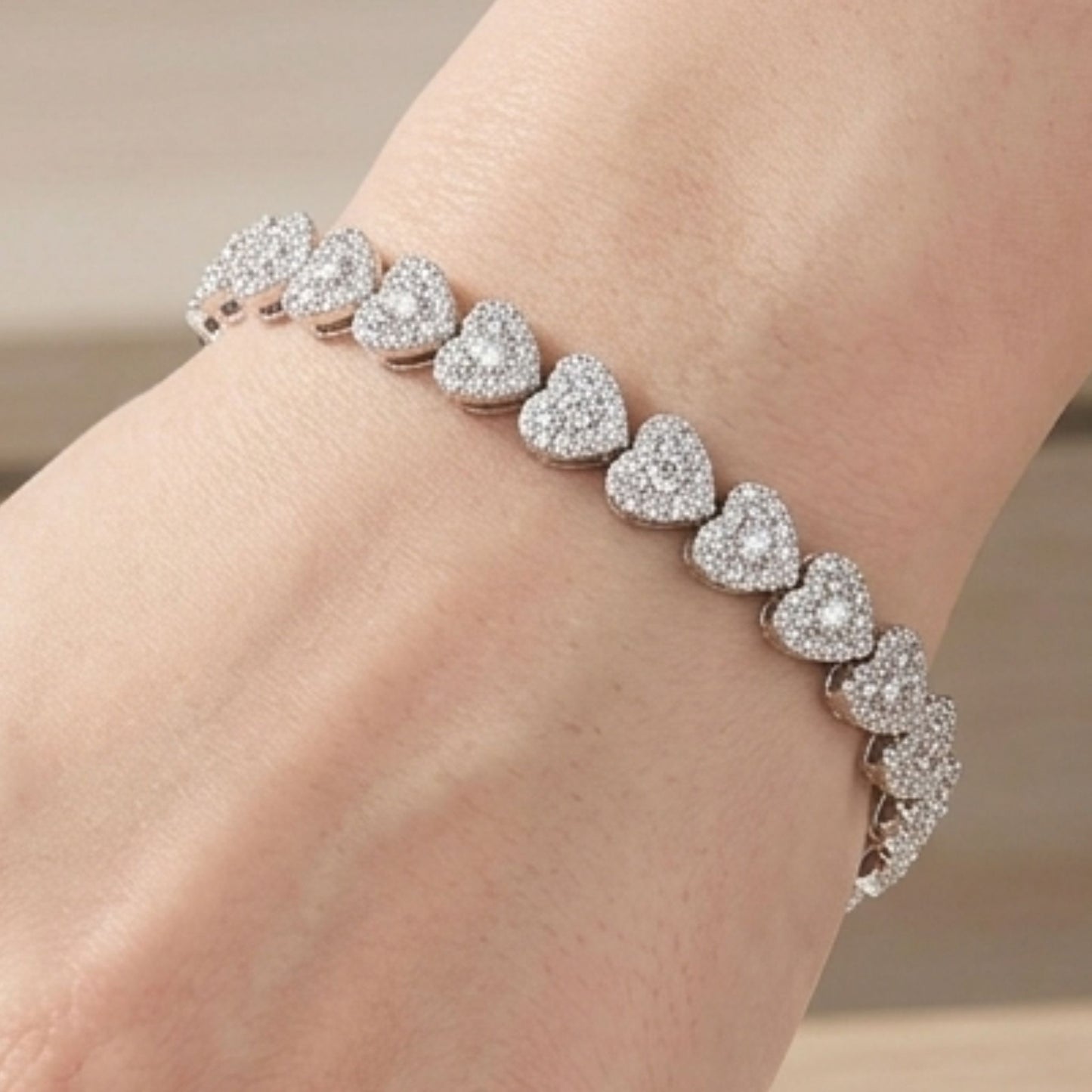 Chica luciendo pulsera de acero inoxidable plateado mujer diseño joyería osnor