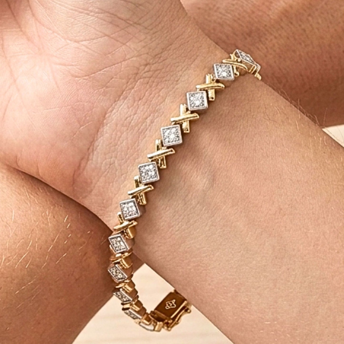 Chica luciendo pulsera de acero inoxidable dorado chapado oro 14ktes circonitas blancas engastadas diseño joyería osnor bicolor