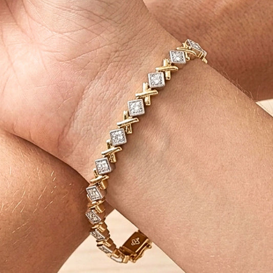 Chica luciendo pulsera de acero inoxidable dorado chapado oro 14ktes circonitas blancas engastadas diseño joyería osnor bicolor