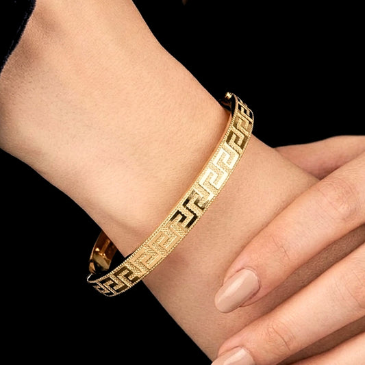 chica luciendo brazalete rigido dorada diseño joyeria osnor