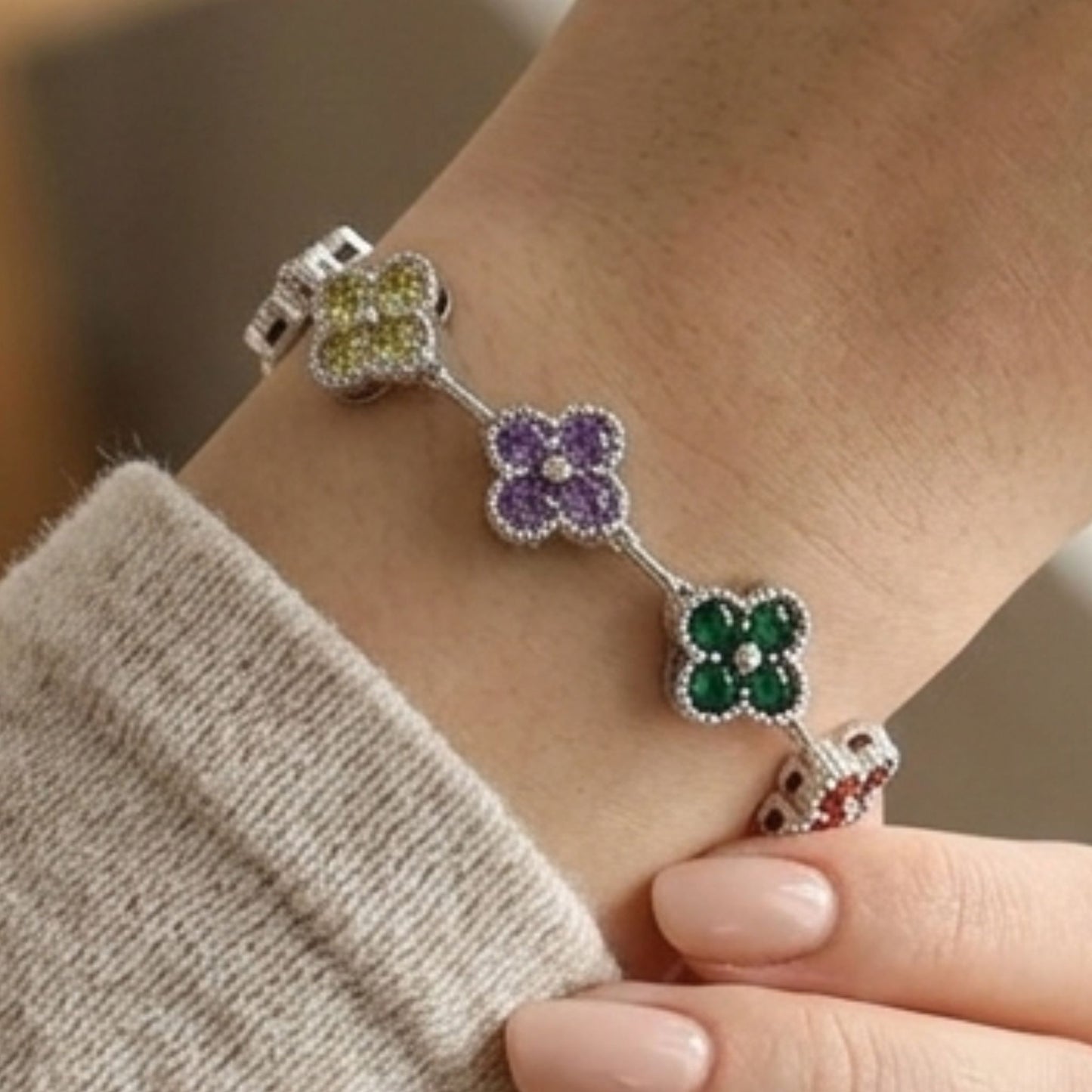 Chica luciendo pulsera de acero inoxidable plateado diseño joyería osnor mujer