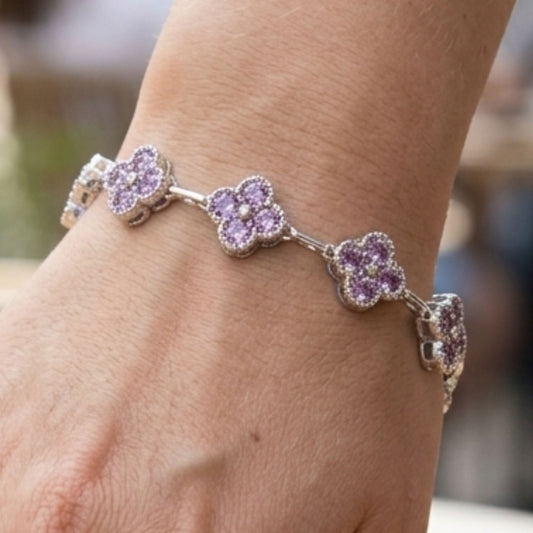 Chica luciendo pulsera de acero inoxidable plateado diseño joyería osnor trébol